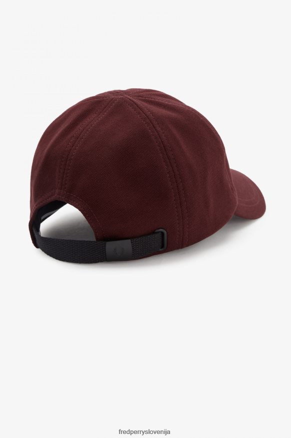 Detajl Fred Perry kape z lovorovim vencem