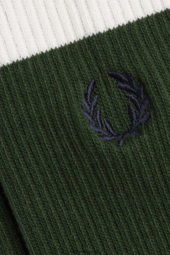 Detajl vezenja na Fred Perry nogavicah