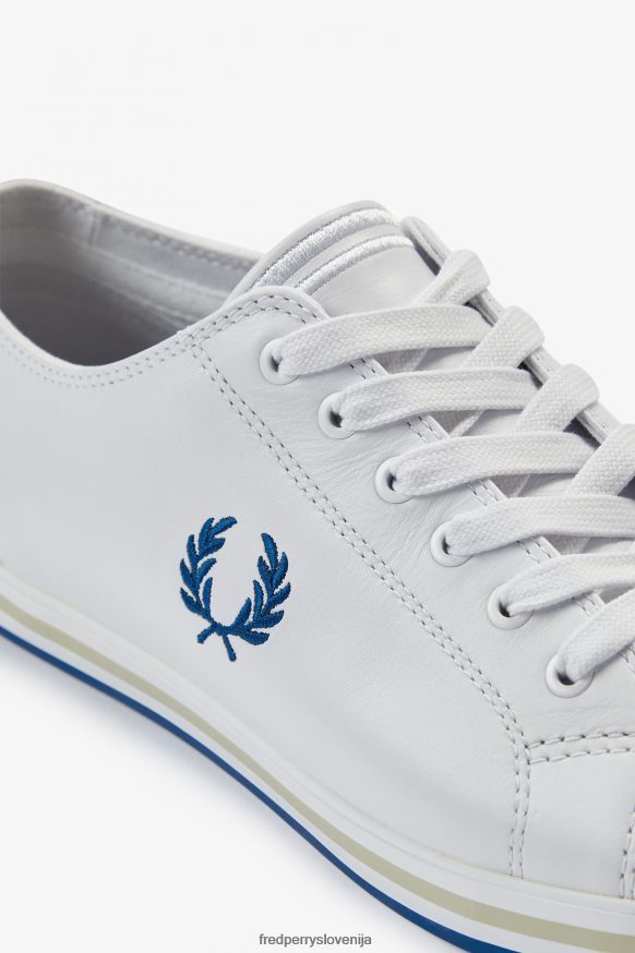 Fred Perry beli čevlji ob strani s podrobnostmi šivanja