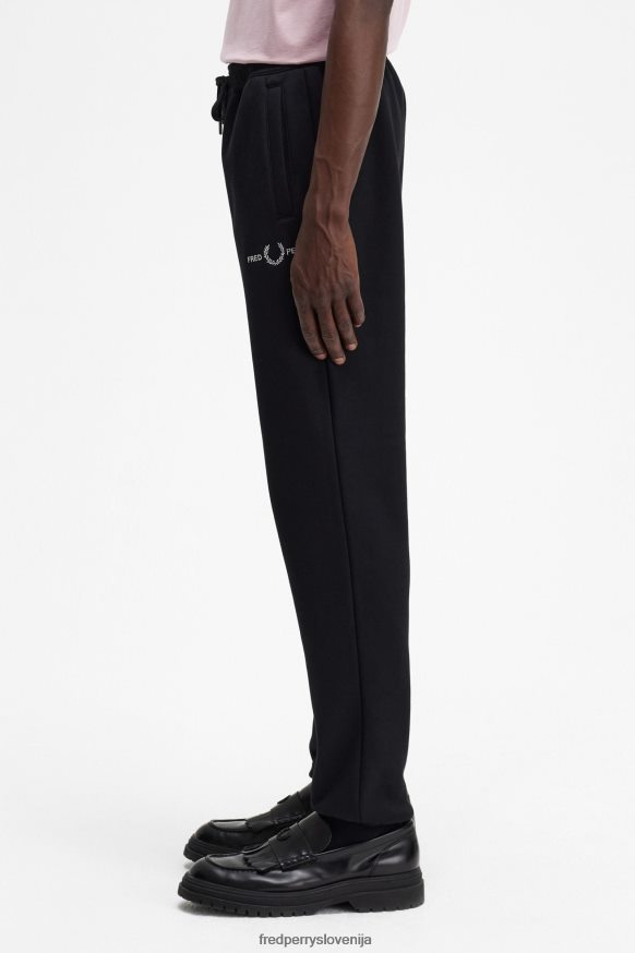 Detajl vezenine Fred Perry Detajl vezenine Fred Perry na trenirkah
