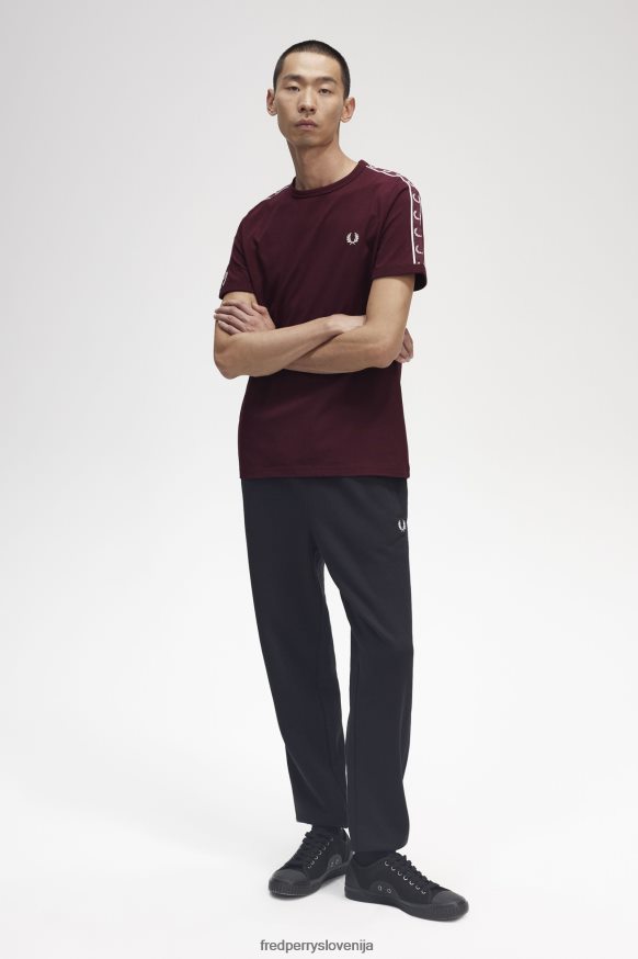 Detajl kontrastnega traka na Fred Perry majici