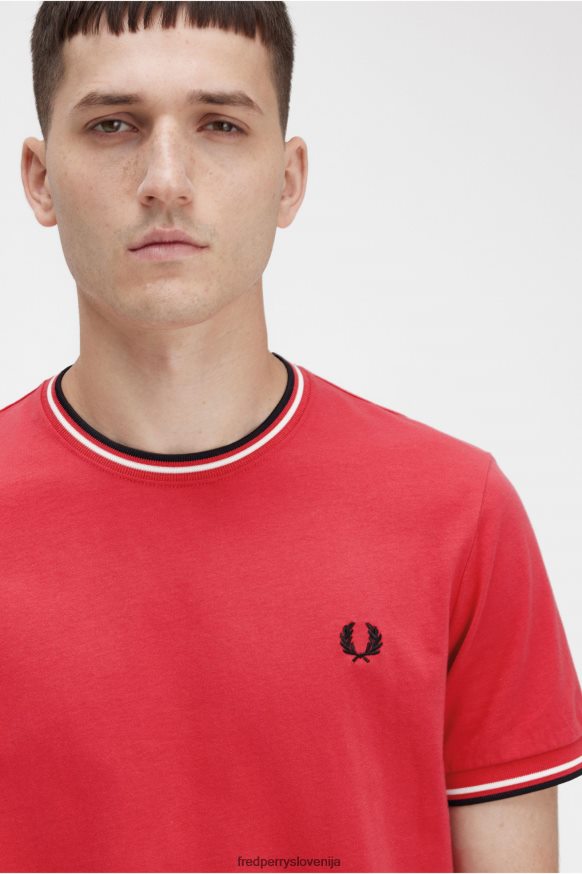 Fred Perry majica v kombinaciji s temnimi hlačami