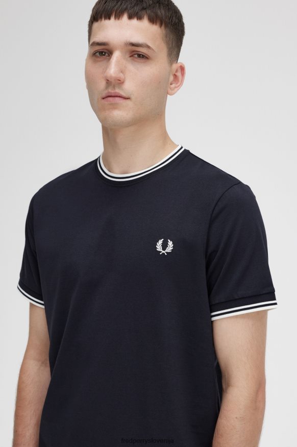 Detajl dvojnih končnic na Fred Perry majici