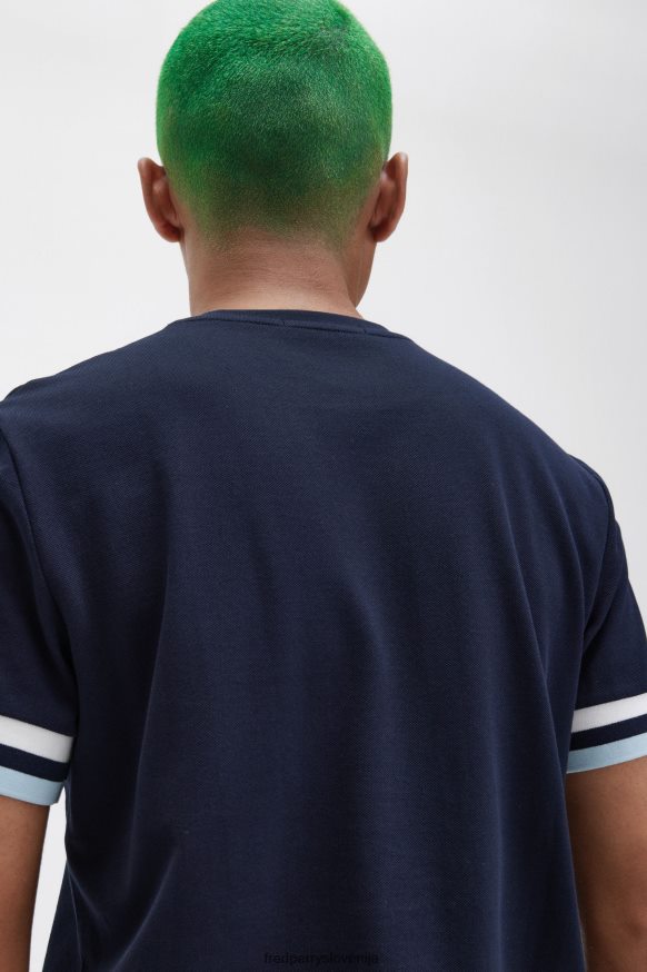 Detajl vezenega logotipa Fred Perry na majici