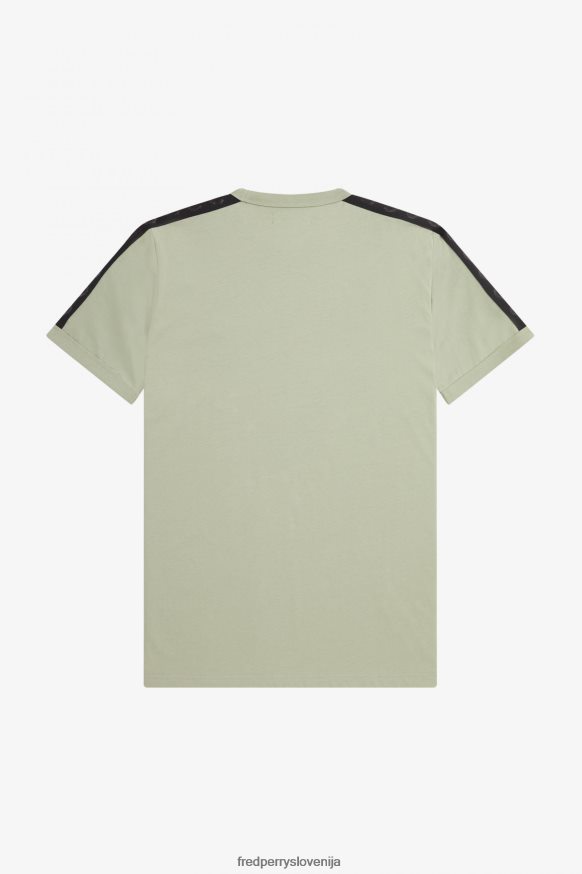 Detajl vezenega logotipa na majici Detajl vezenega logotipa Fred Perry