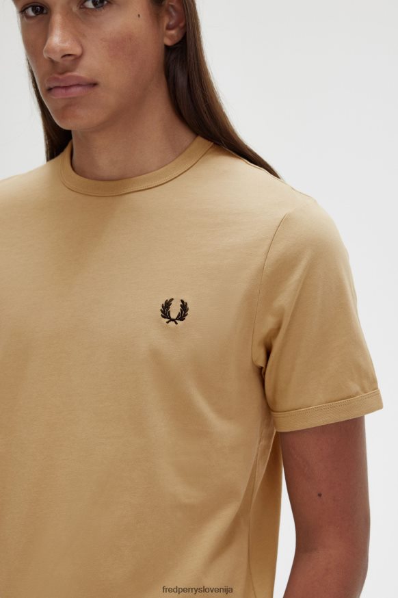 Fred Perry s kratkimi rokavi, ki ustrezajo demonstraciji