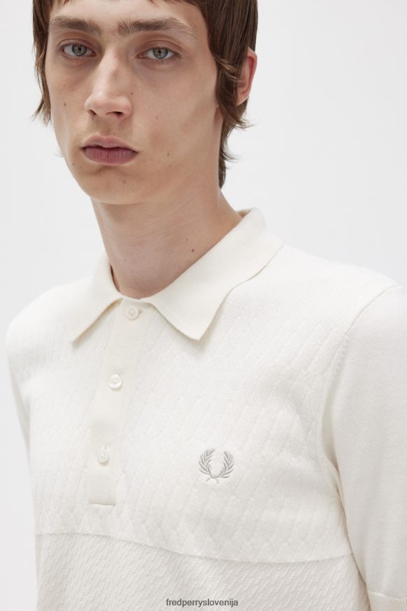 Pogled od zadaj na Fred Perry pleteno srajco