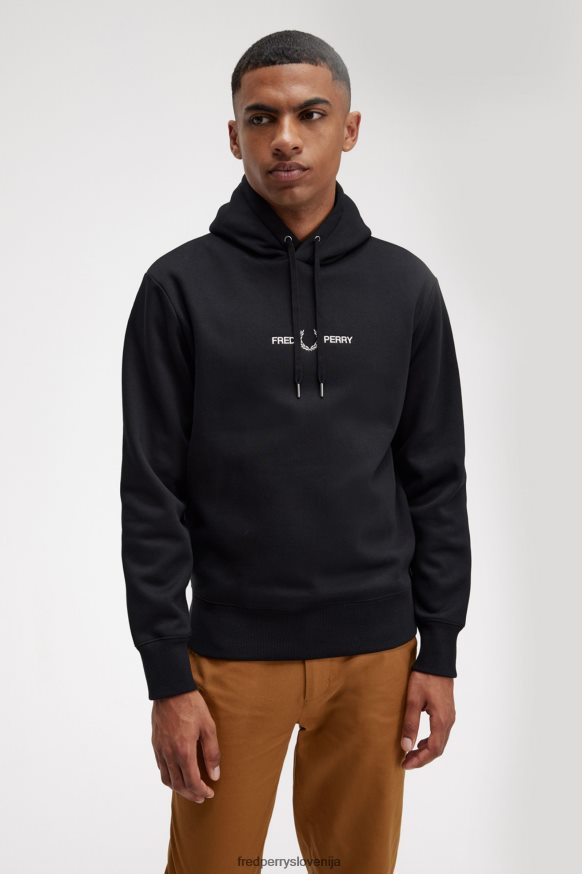 Fred Perry pulover s kapuco, ki nosi upodabljanje