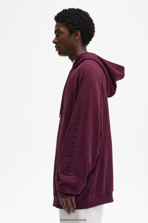 Detajl grafičnega potiska na puloverju Fred Perry