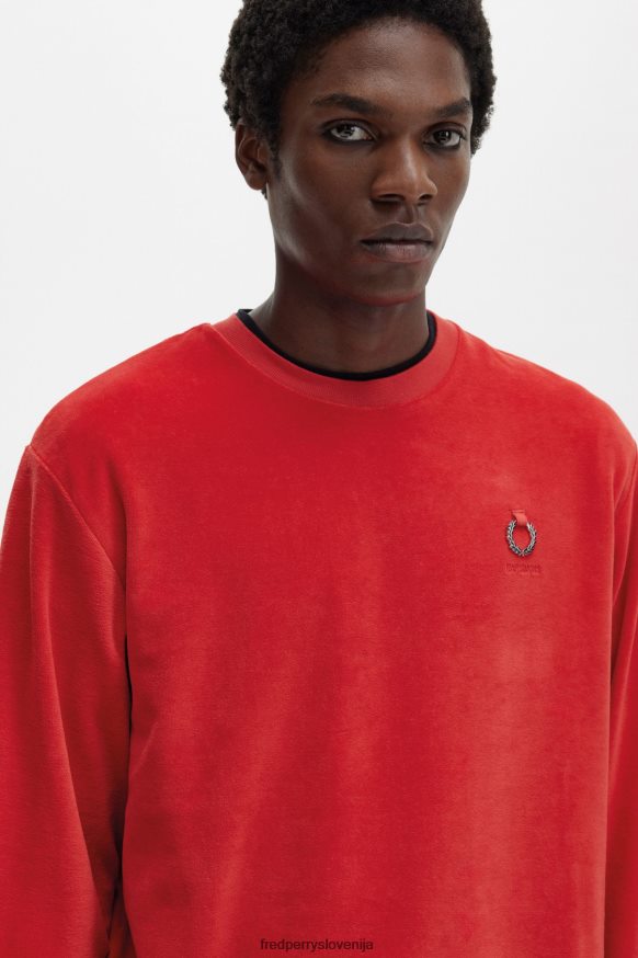 Fred Perry x Raf Simons detajli Detajl srebrnega lovorjevega venca na Fred Perry puloverju