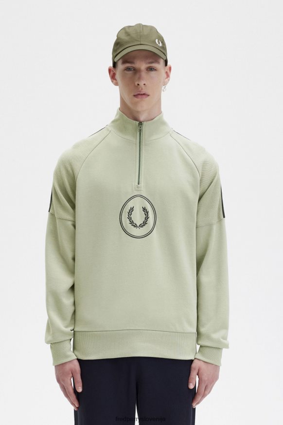Detajl izvezenega lovorovega venca na Fred Perry puloverju