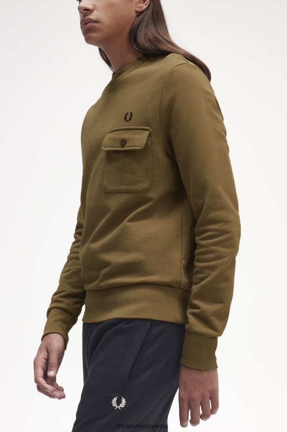 Detajl prsnega žepa Fred Perry puloverja