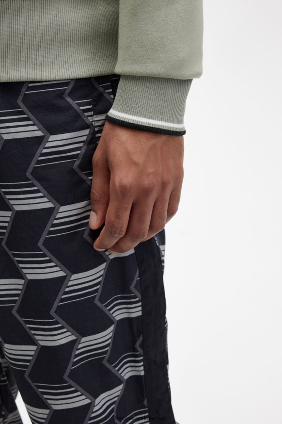 Fred Perry Pulover - kombinirajoč slog