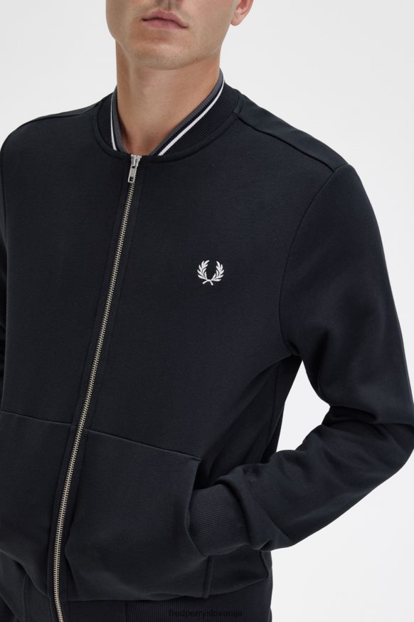 Fred Perry pulover na modelu Fred Perry pulover na modelu