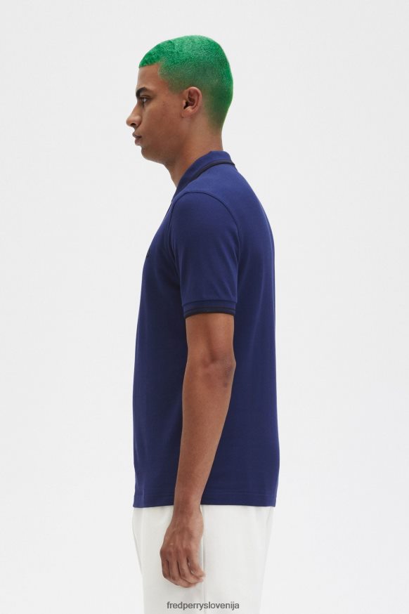 Fred Perry M3600 majica na modelu - kombinacija s črnimi hlačami