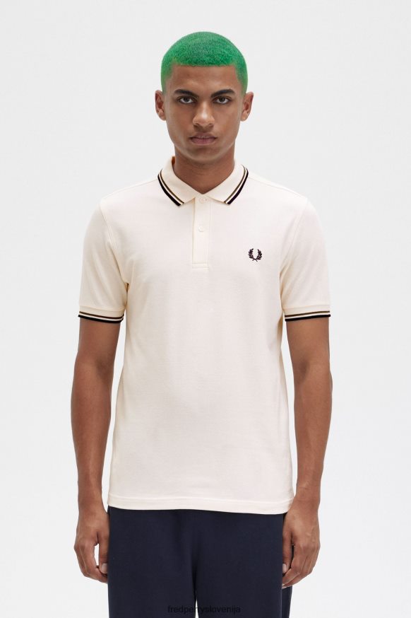 Fred Perry M3600 Polo t -majice na modelu