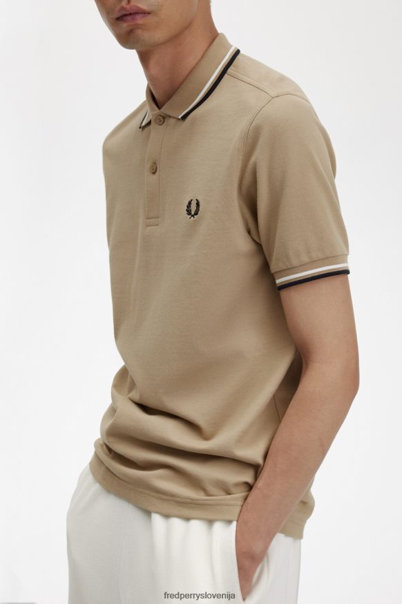 Detajl ovratnika in žepa na Fred Perry majici