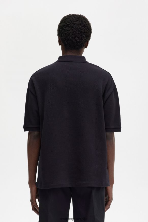 Detajl grafike na Fred Perry polo majici