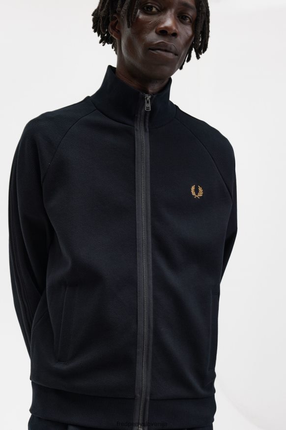 Podrobnosti o jakni Fred Perry od blizu