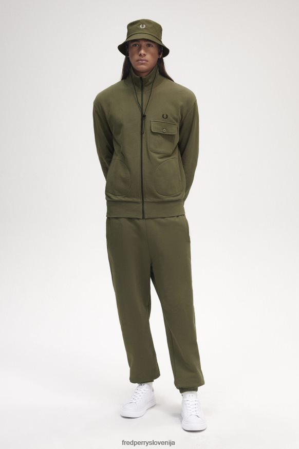 Fred Perry T -majice v kombinaciji s trenirki Fred Perry T -majice v kombinaciji s trenirki