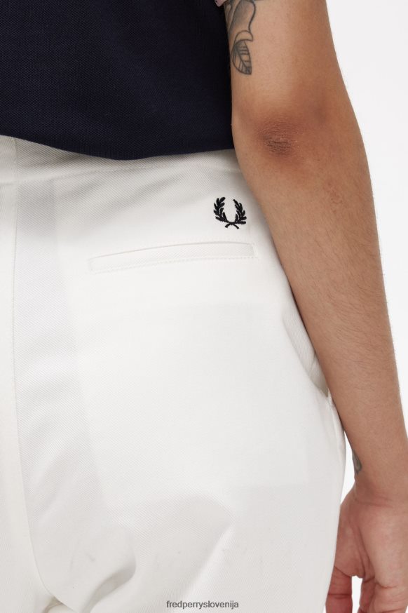 Fred Perry nagubane hlače Sneguljčica - kombiniranje z drugimi kosi