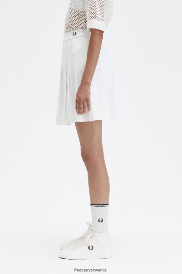 Detajl Fred Perry logotipa na plisiranem krilu