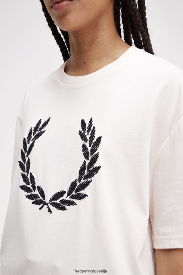 Fred Perry majica kombinirana z različnimi stilskimi elementi