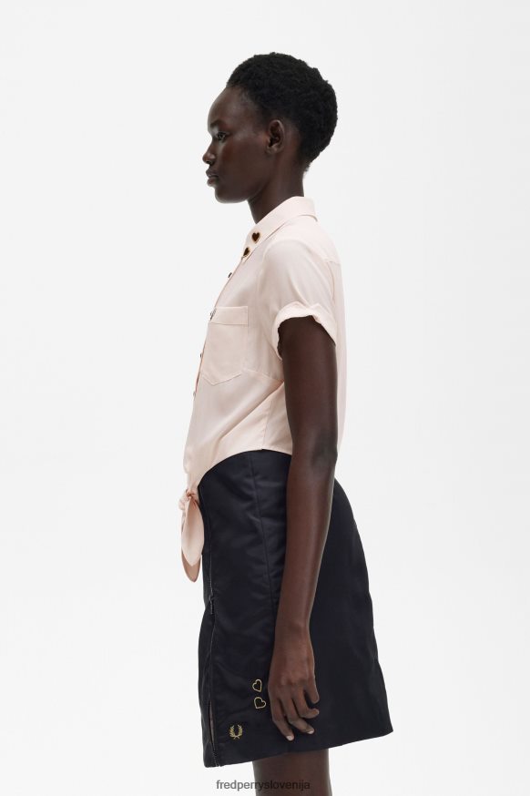Detajl vezenja na Fred Perry srajci