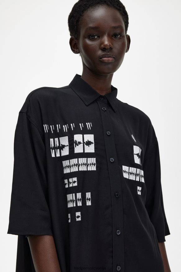 Fred Perry vezena srajčna obleka črna - kombiniranje z dodatki