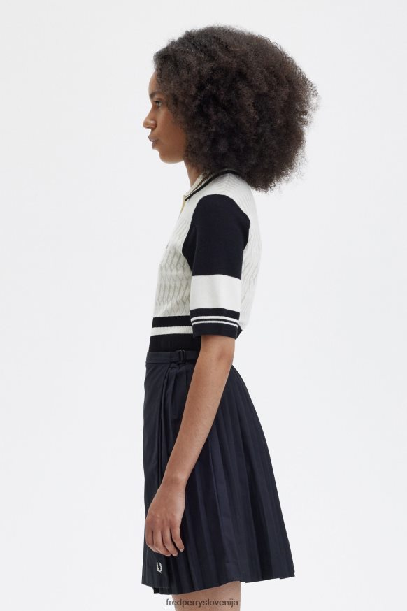 Detajl Fred Perry logotipa na pleteni srajci