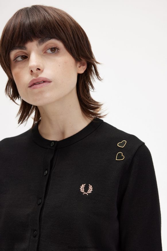 Detajl vezenja Fred Perry logotipa in Amy Winehouse srčkov