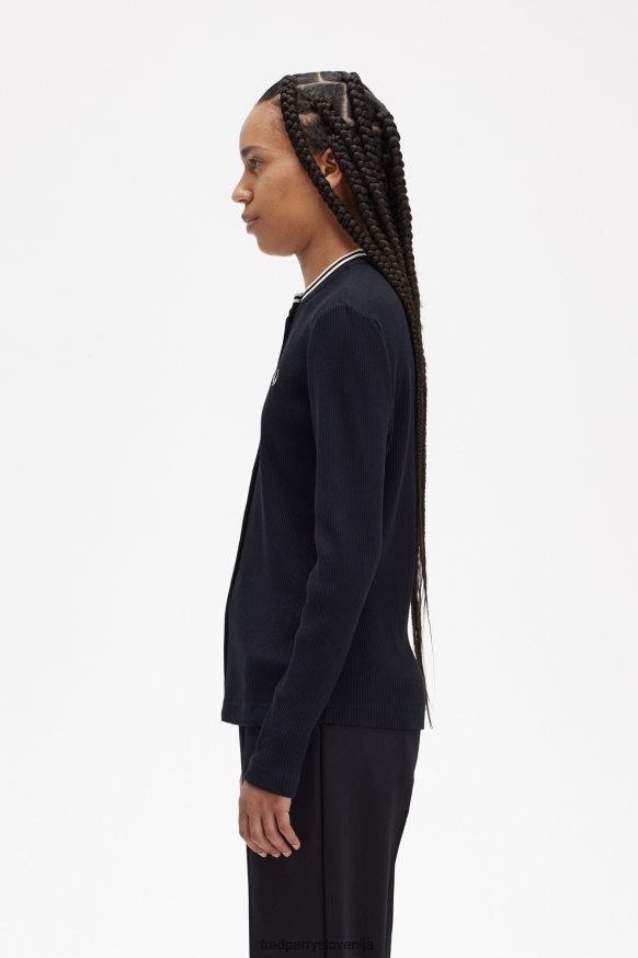 Kombinacija Fred Perry majice s črnimi kavbojkami