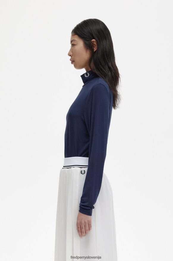 Detajl vezenja lovorovega venca na Fred Perry polo majici